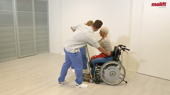 Överflyttning av en användare från en rullstol till en toalett med hjälp av Raiser Belt