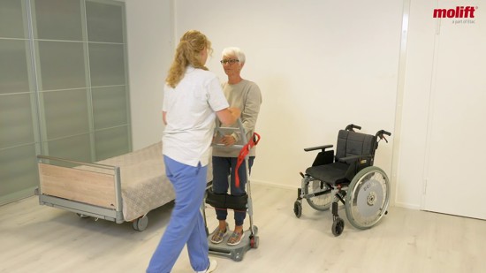 Sådan forflyttes fra kørestol til seng med Molift Raiser Pro & Raiser Strap+ med glidemuffe for én hjælper.