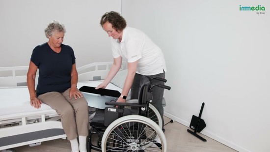 Hur man flyttar från säng till rullstol - med en vårdare eller självständigt