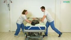 Den Patienten mithilfe des 4Direction DrawSheet Maxi auf die Seite drehen.