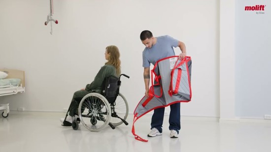 Sådan foldes og påføres et polstret løftesejl til en bruger, der sidder i kørestol.