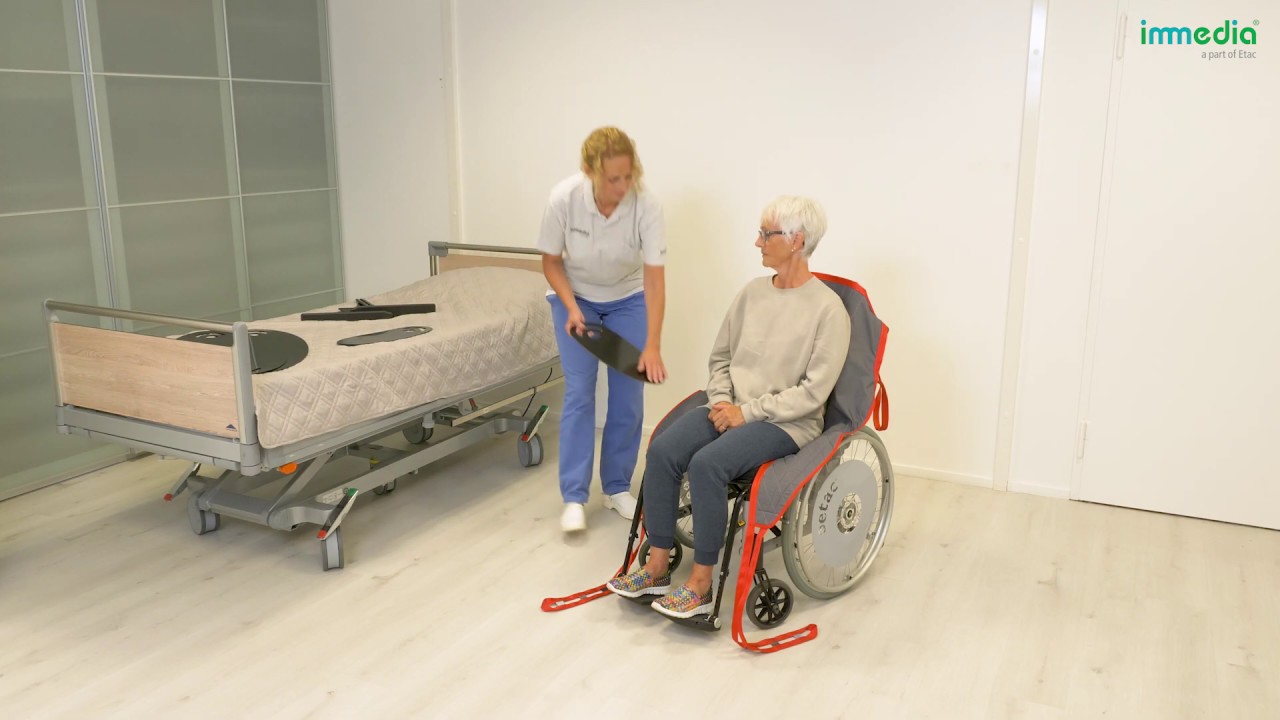 Hvordan montere leggstropper på seilet på en pasient i rullestol