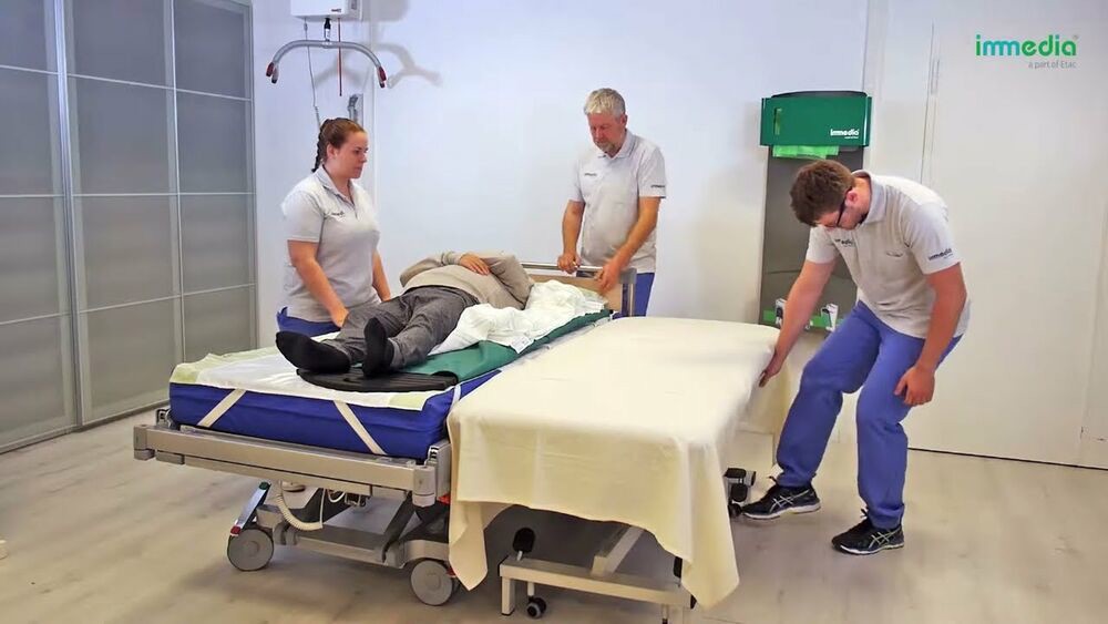 Transfer vom Bett auf einen Operationstisch.