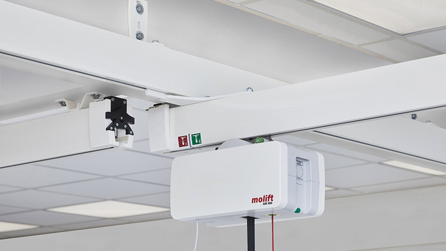 Enables smooth, silent transfers between traverse and fixed rails with hands‑free operation.