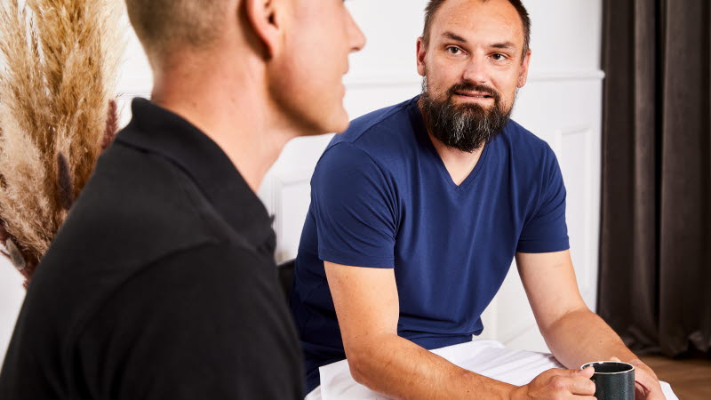 /imagevault/publishedmedia/2e3x2ylzoe5wweg5lwfr/Physiotherapist___patient_talking_-03-.jpg