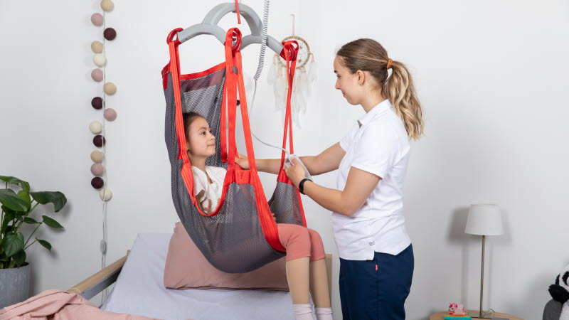 /imagevault/publishedmedia/43bjzqfx51fk8nzph3mf/Molift_RgoSling_HB_Net_Molift_Air_Carer_and_child_.jpg