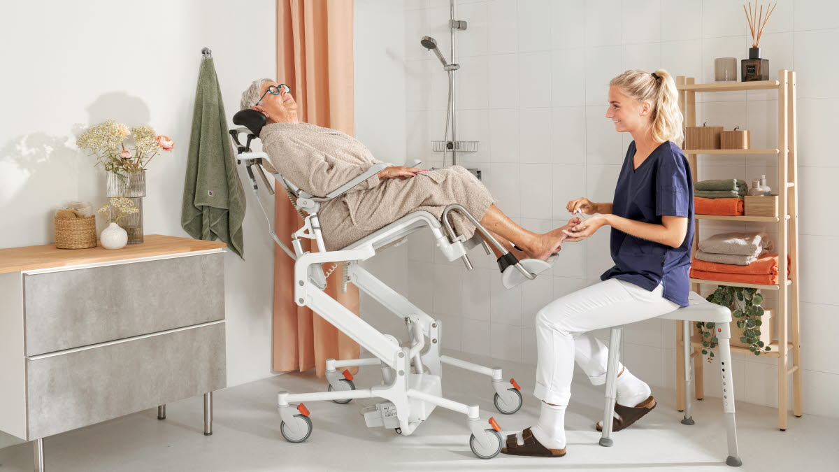 /imagevault/publishedmedia/nhttmv04z1wv4b1em7jx/ETAC_ALTO_TILT_USER_CARER_SHOWER_1.jpg