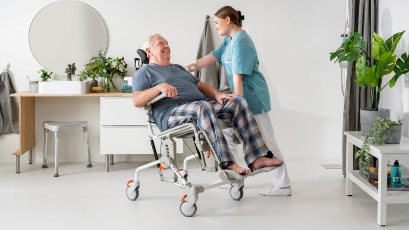 /imagevault/publishedmedia/q8d9apa5xnomuvipsqfr/Etac_Swift_Mobil_Tilt-2_XL_user_and_carer_-4-.jpg